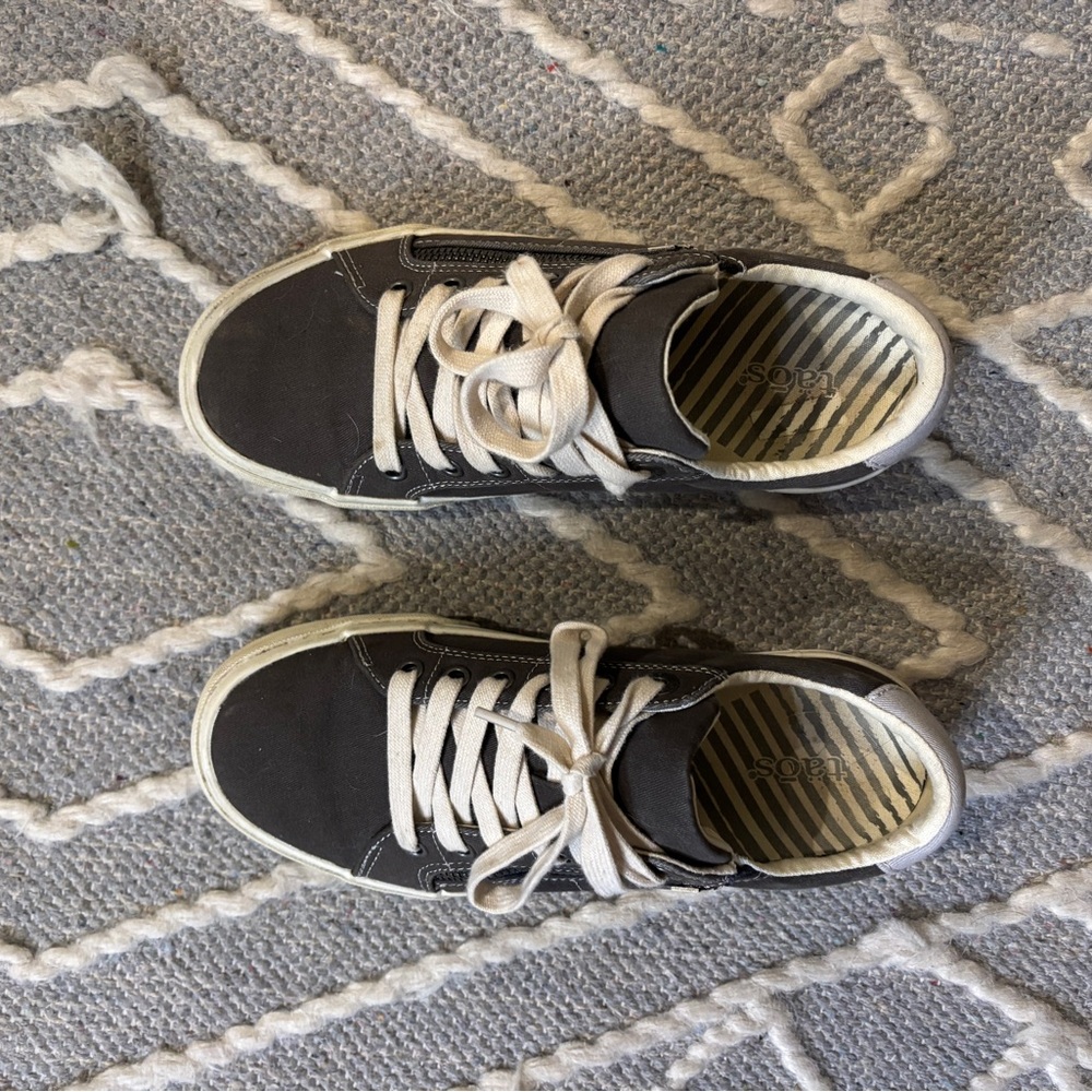 Taos Black Sneaker with zippers